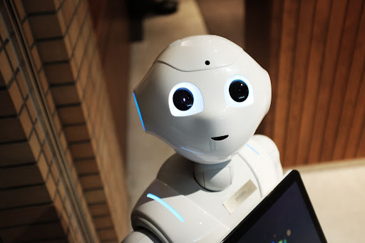 ロボットがこちらを見る様子