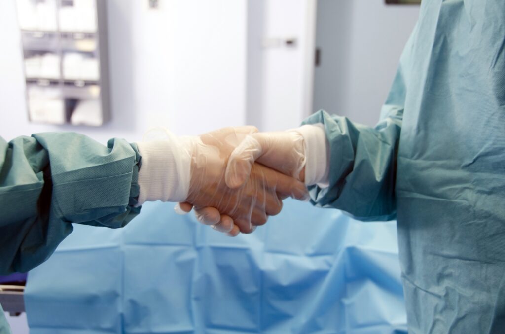手術室で握手をする医師