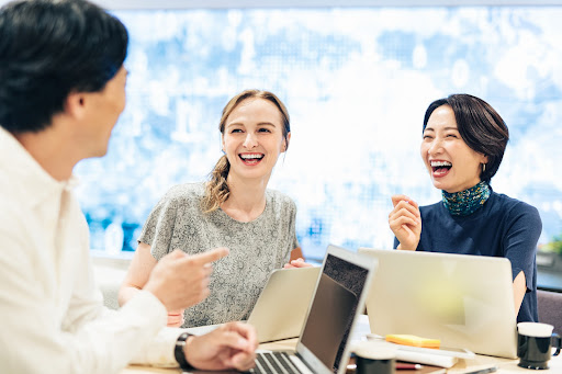 国籍の異なる人たちが笑顔で話し合いをする様子