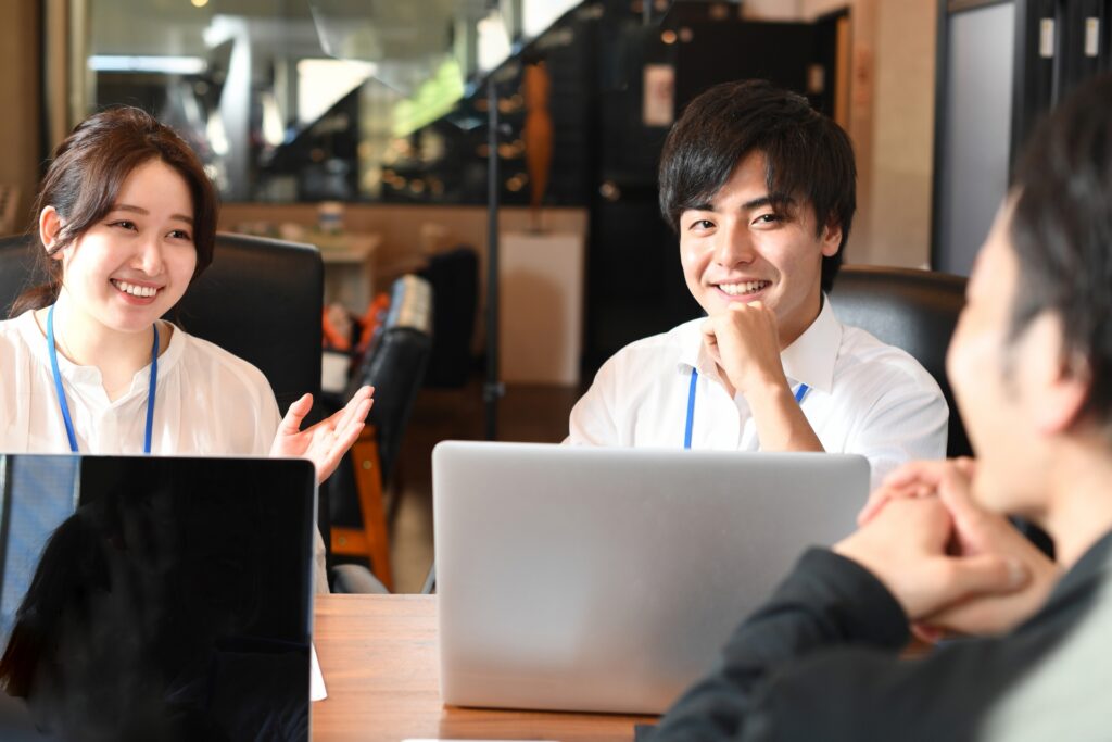 談笑する会社員