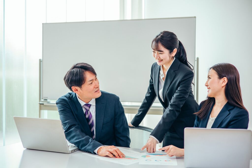 会議で談笑する社員