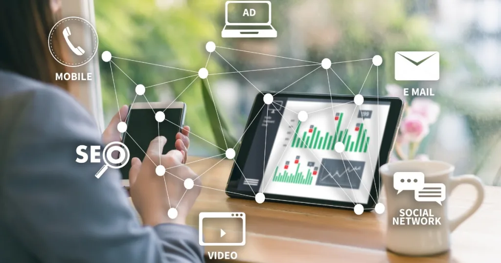 SE VIDEO MOBILE AD EMAILのイラストと女性がタブレット端末とスマートフォンを操作する様子