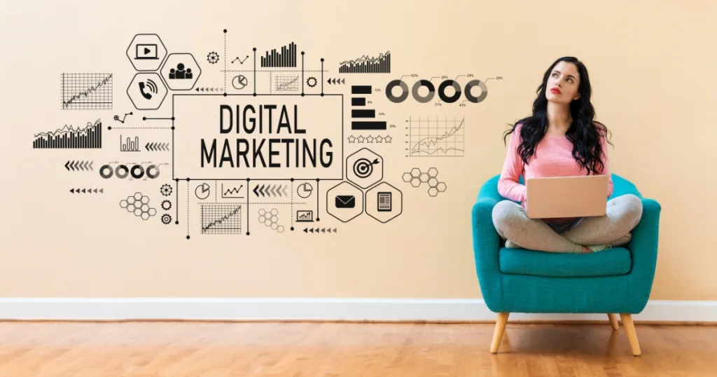 ソファに座る女性がラップトップのパソコンを操作し、隣にはDIGITAL MARKETINGの文字