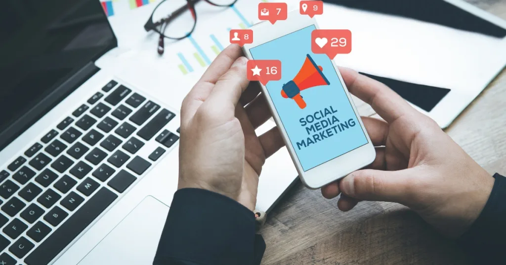 スマホを操作する男性　画面にはSOCIAL MEDIA MARKETINGの文字