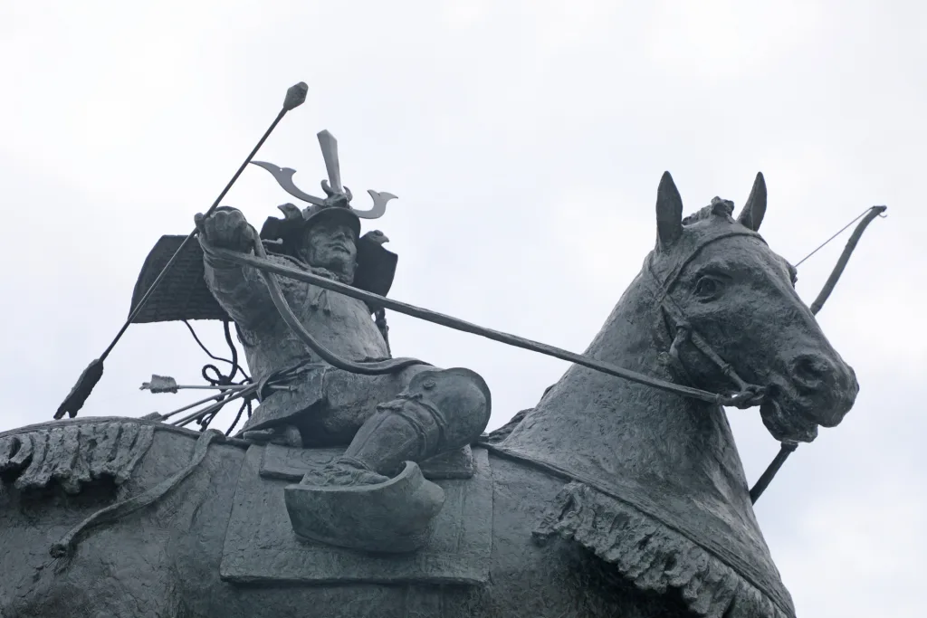 家康が馬に乗っている銅像