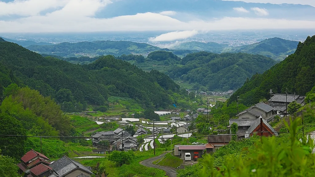 日本の田舎の景色山間の集落