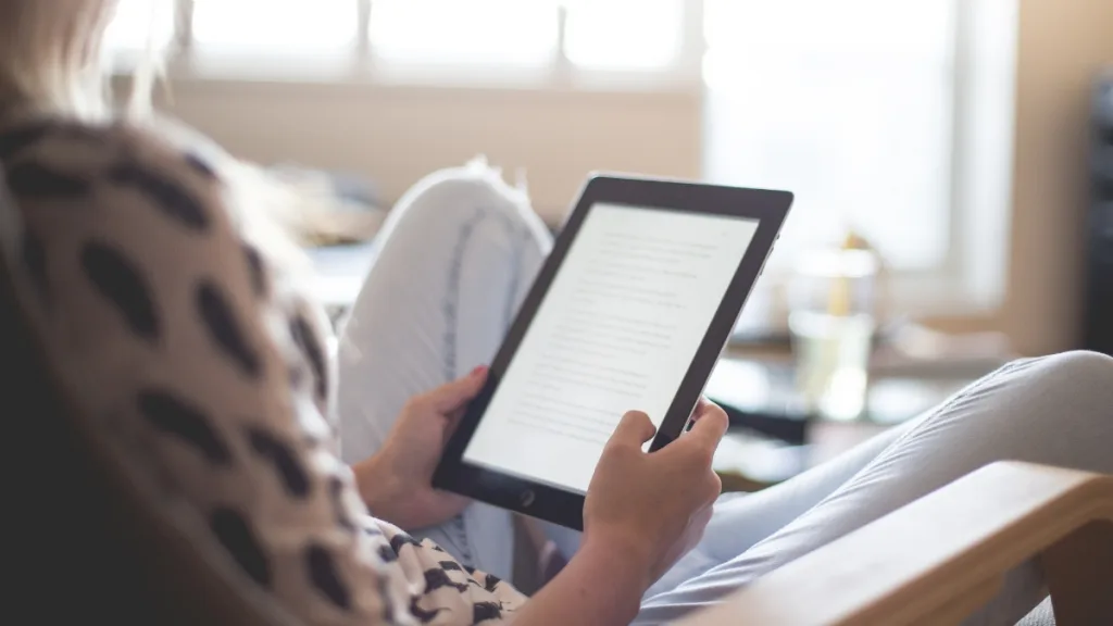 タブレット端末で読書する人