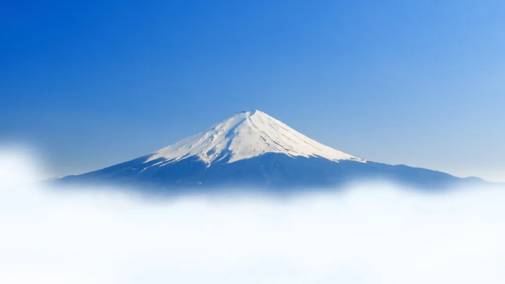 青空に雪をいただいた富士山の写真