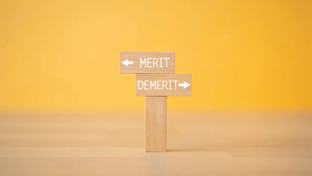 黄色い背景にMERIT DEMERITの矢印