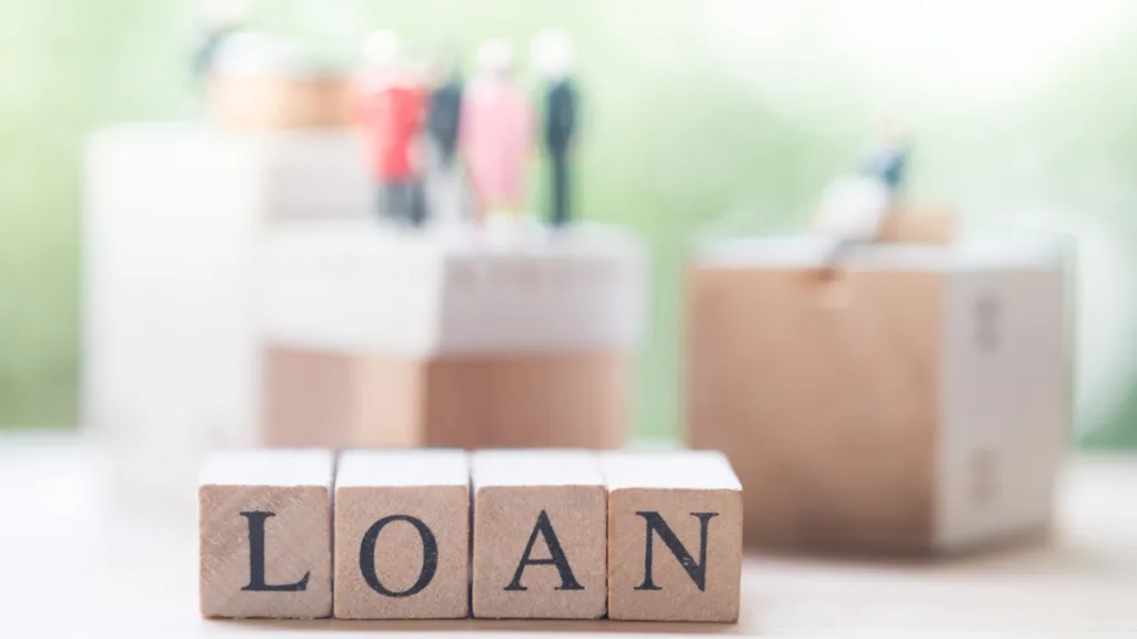 木のブロックにLOANの文字明るい背景