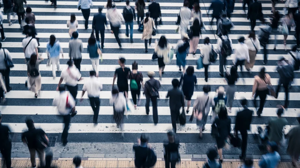 交差点を歩く人々