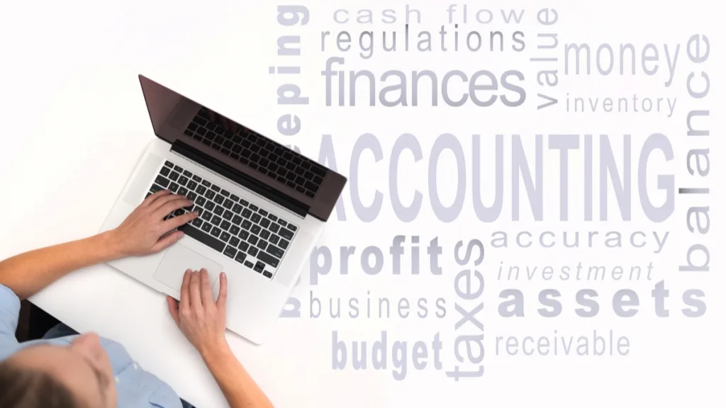 ノートパソコンで作業する女性とACCOUNTINGに関するレタリング