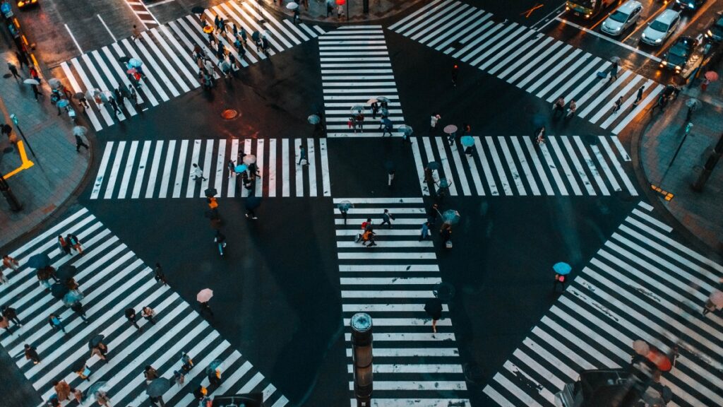 渋谷のスクランブル交差点雨