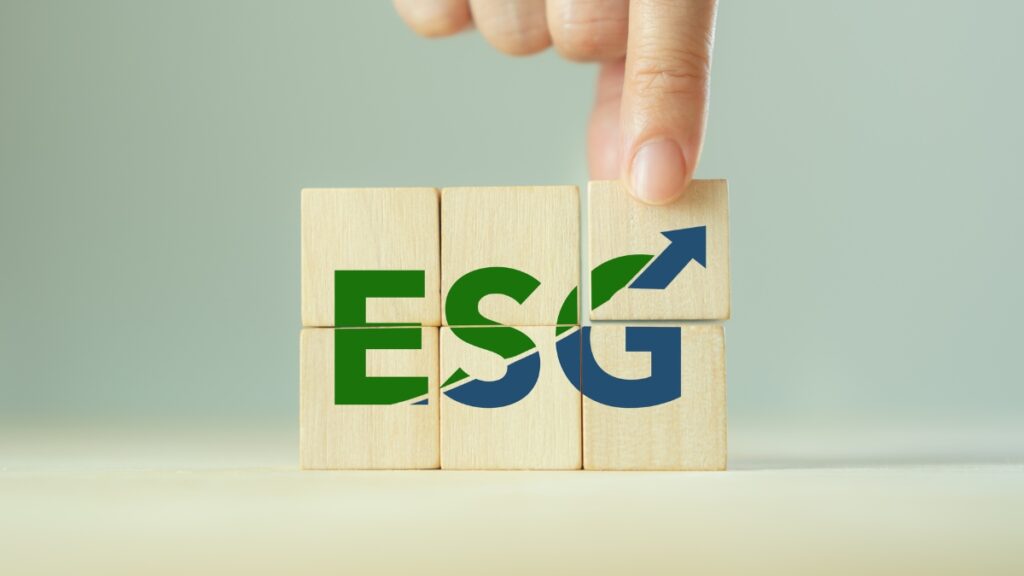 ESGの文字が書かれた木のブロックと人の手