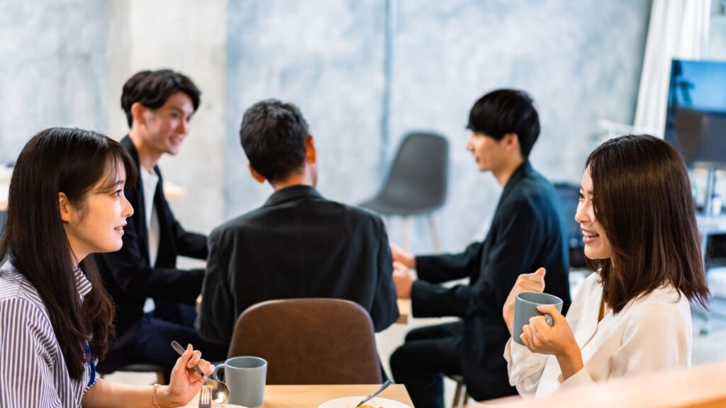 社食で談笑する社員たち