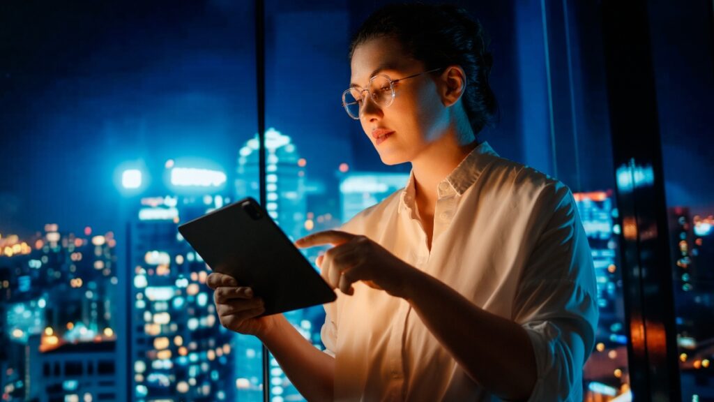 タブレットで閲覧する女性