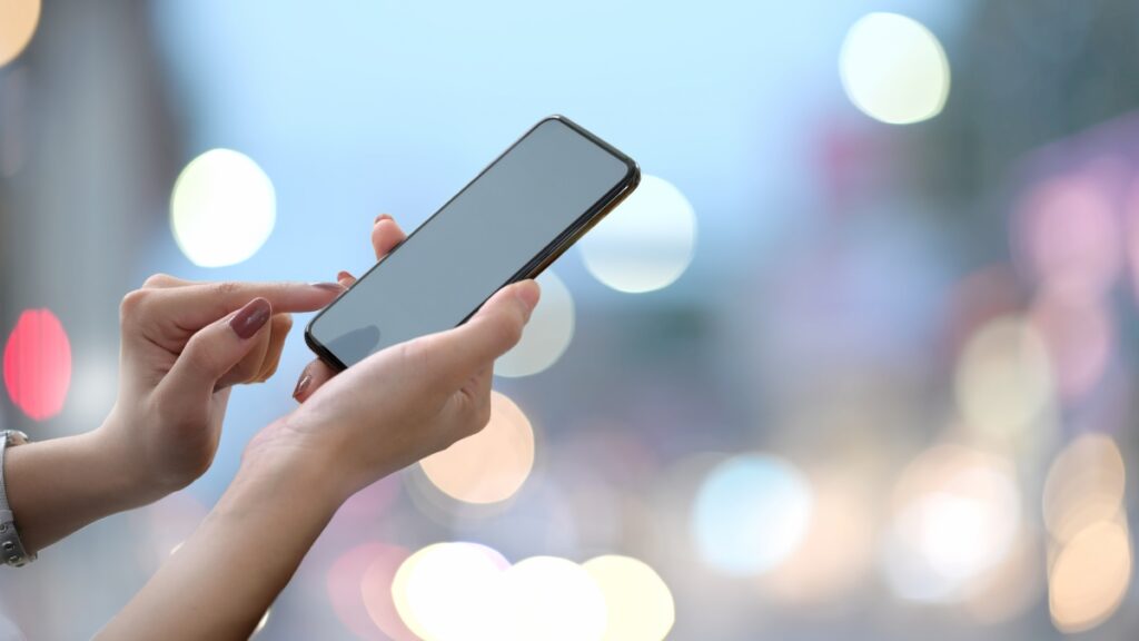 携帯電話を使用する人物の写真