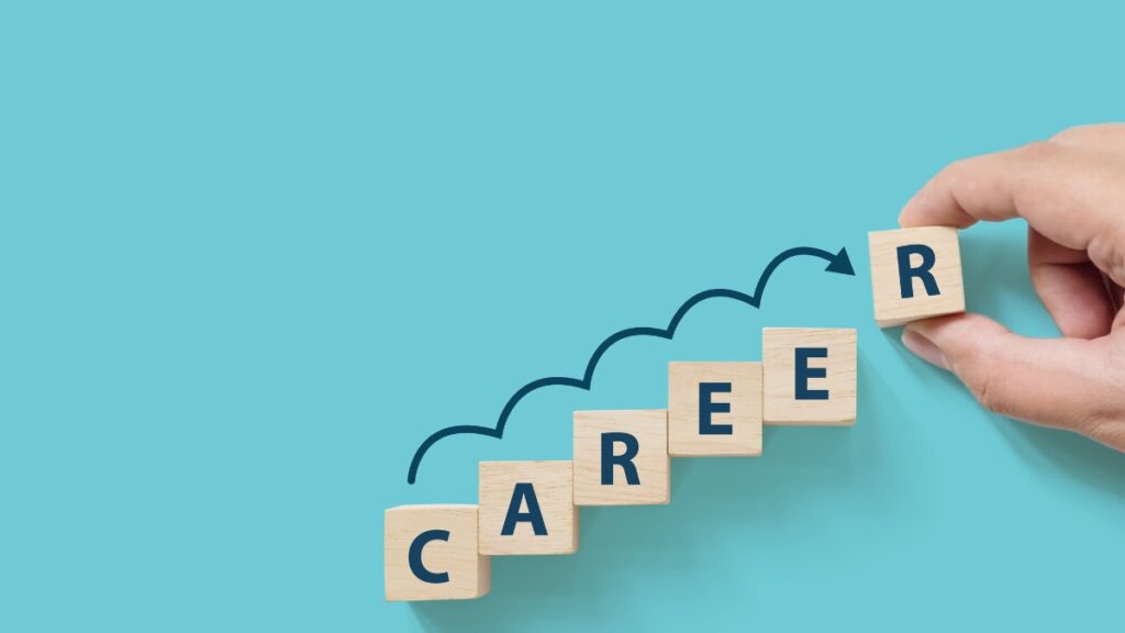 木のブロックにCAREERの文字