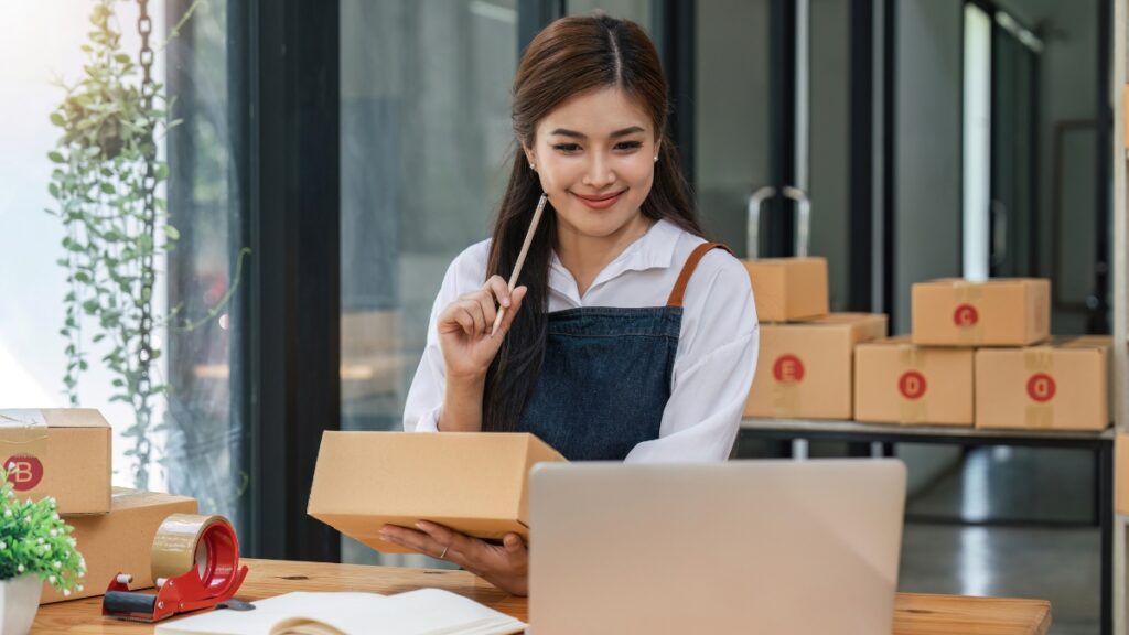 笑顔で配送準備する女性