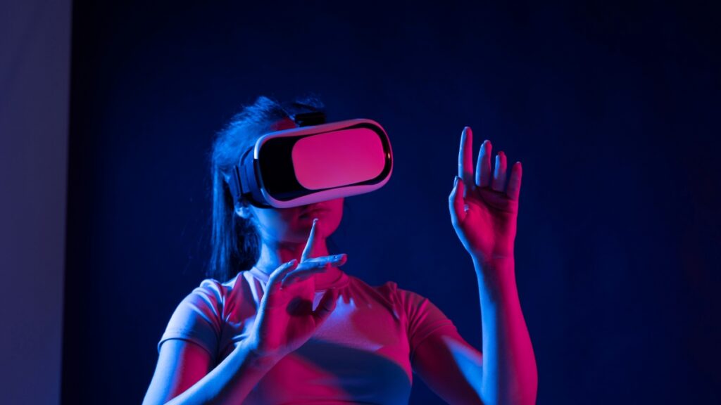 VRヘッドセットをつける女性