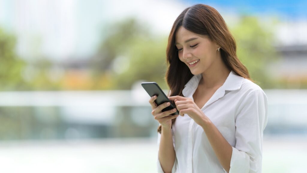 スマホを触る女性