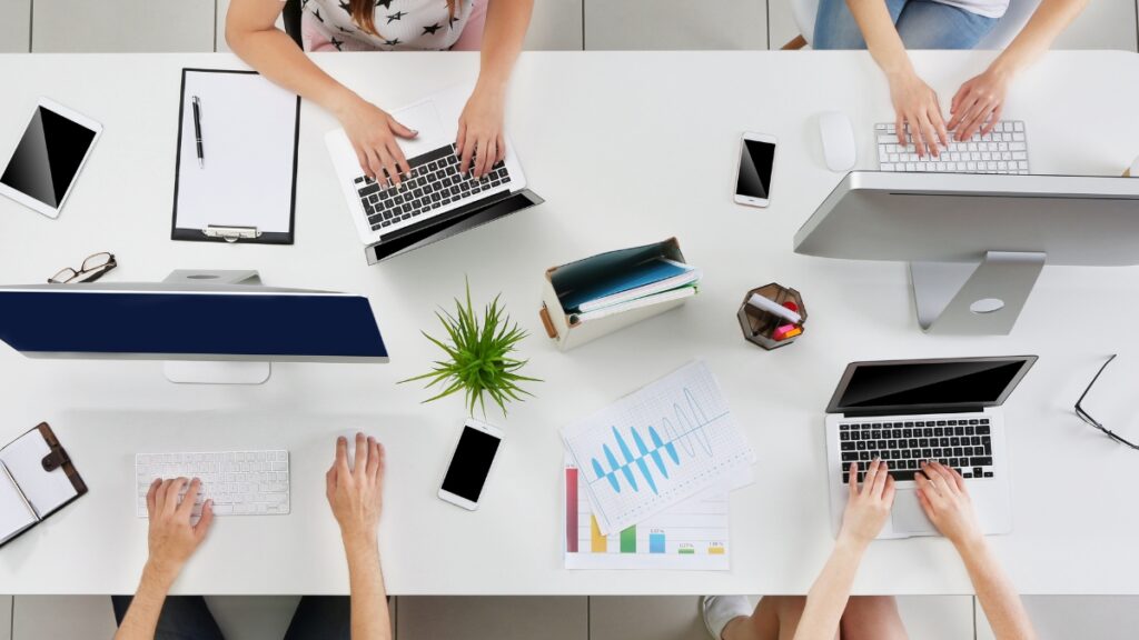 オフィスでコンピューターを扱う人々 