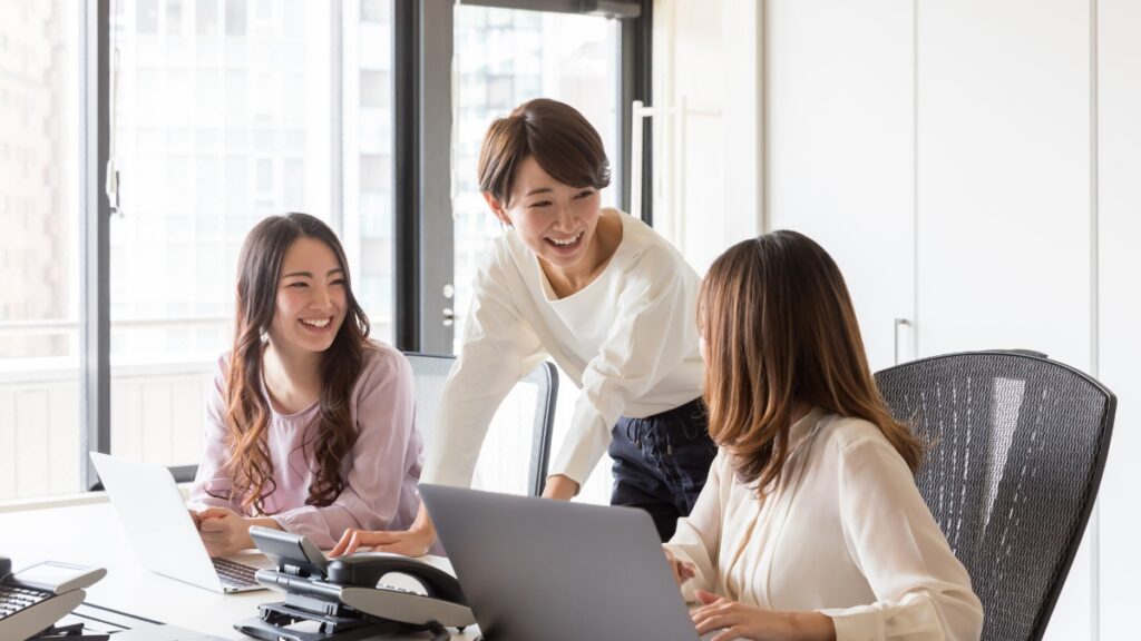 談笑する女性ビジネスパーソン