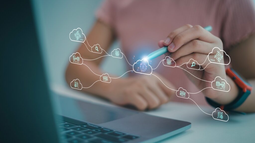 クラウドコンピューティングの図を持つ女性。クラウド技術のコンセプト。データストレージ。ネットワークとインターネットサービスのコンセプト。