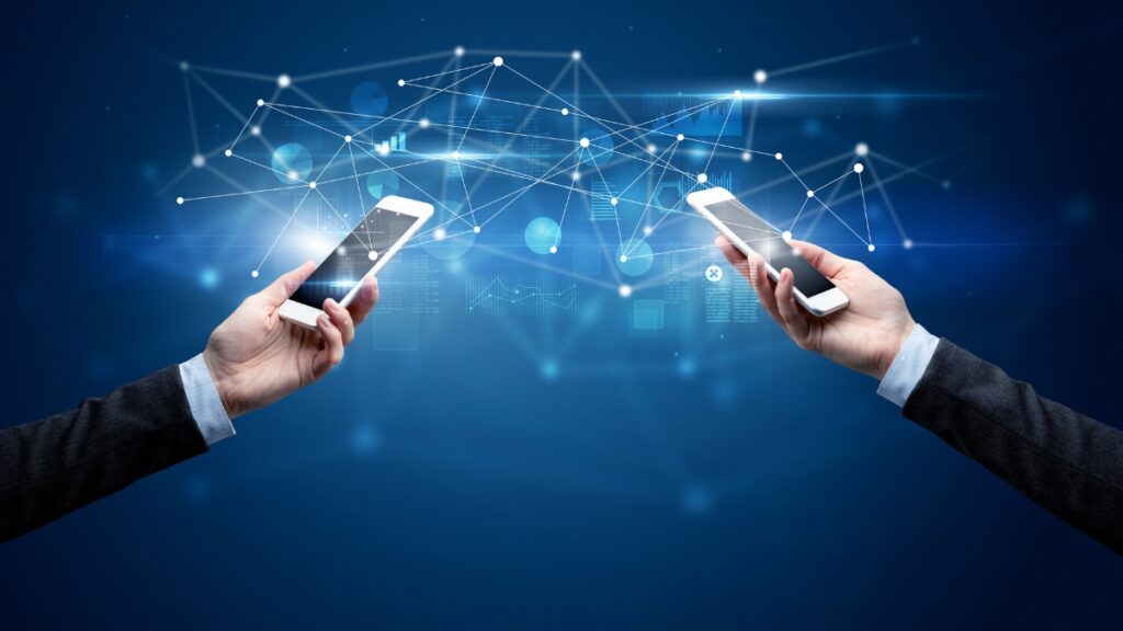 ビジネスデータを共有するスマートフォン