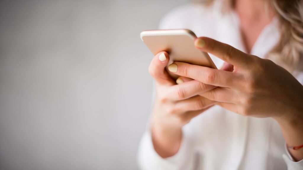 スマホを操作する女性