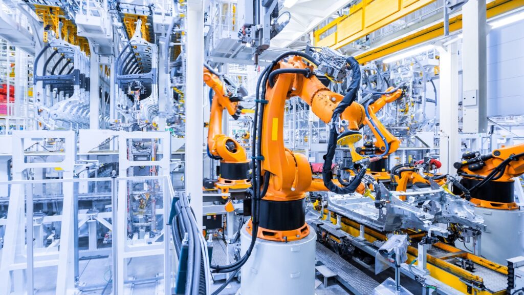 ロボットアームが作業する工場