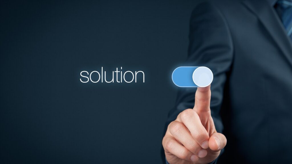 solutionの文字とビジネスパーソンの手
