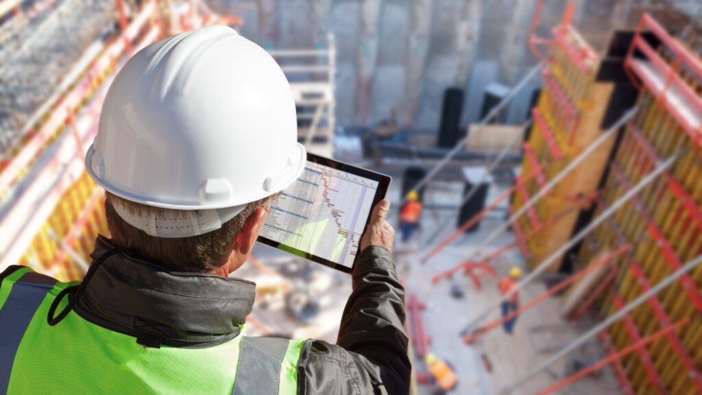 エンジニア、建築家、建設現場の作業員、タブレット・コンピューター