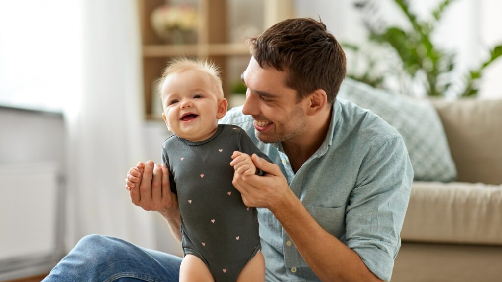 子育てをする父親