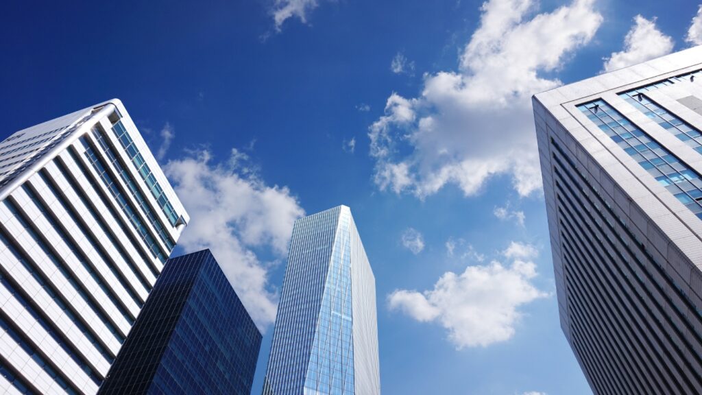 企業のイメージ　ビル群と空