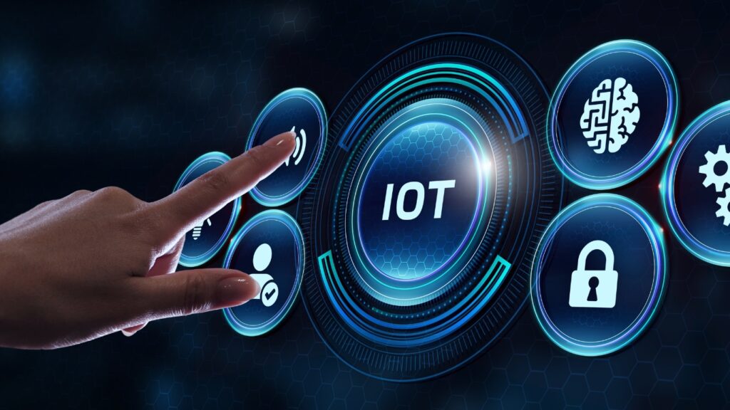 モノのインターネット - IOTコンセプト。ビジネスマンはIOT製品とソリューションを提供する。