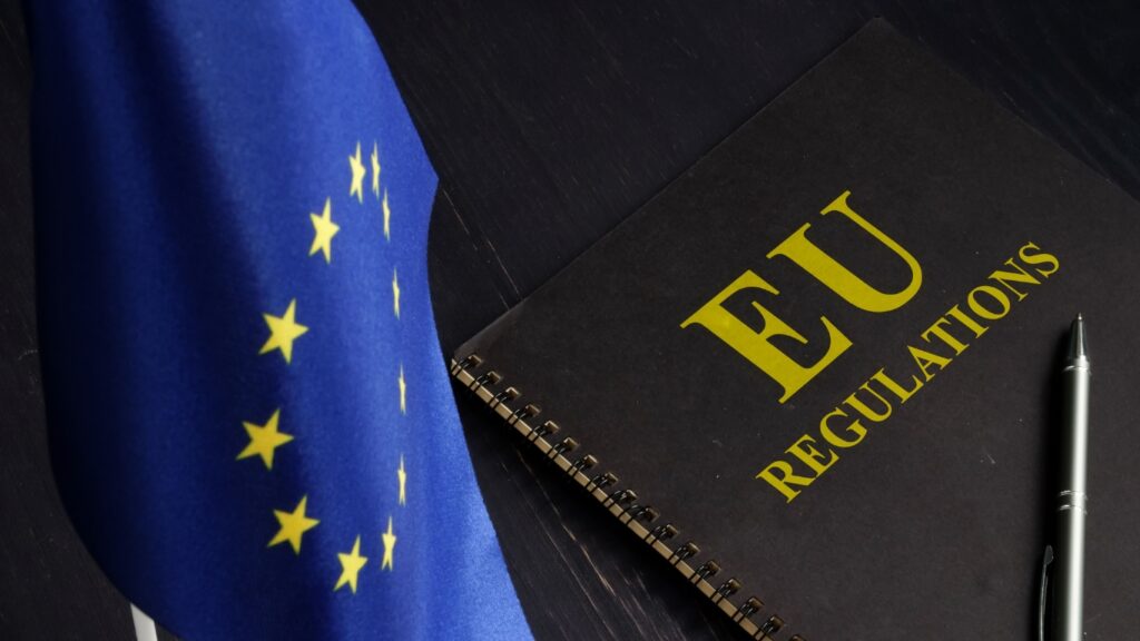 EU regulationsとEUの旗