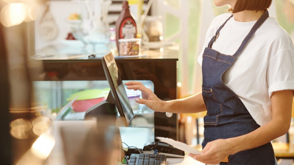 カフェのスマートレジの女性