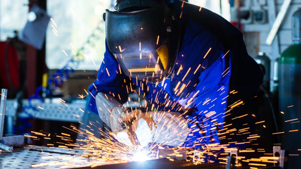 町工場　溶接する技術者