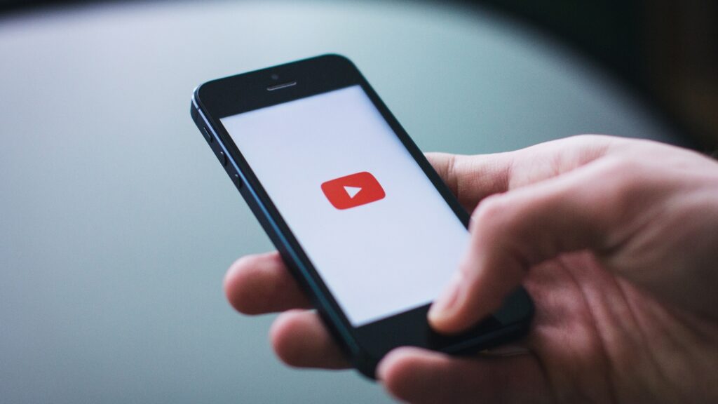 スマホでYouTubeを開く人