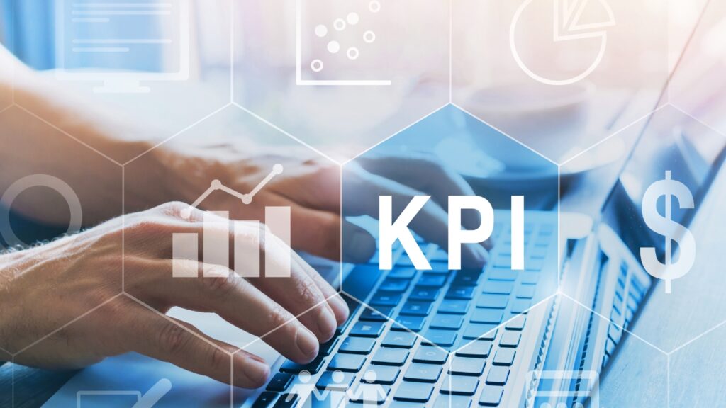 KPIの文字とパソコンで作業する人の手