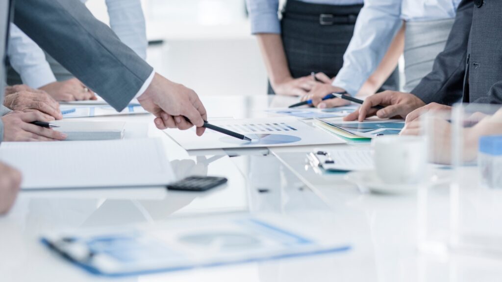 打合せをする人々