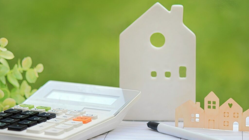 住み替えのイメージ 電卓と家