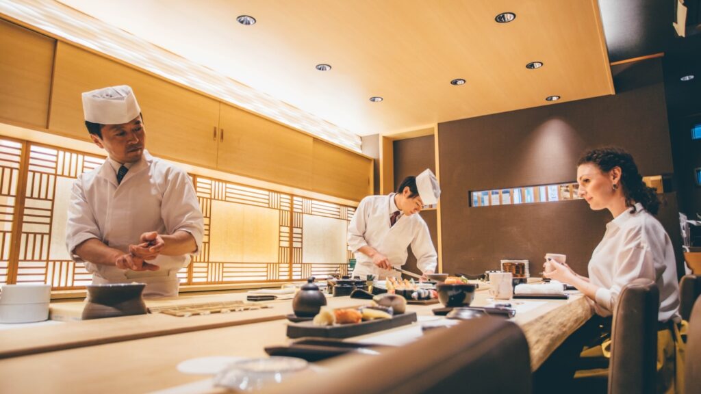 お寿司屋さんに外国人のお客様がいる様子