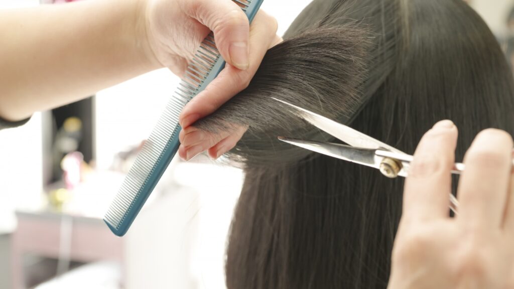 美容師がヘアカットしている