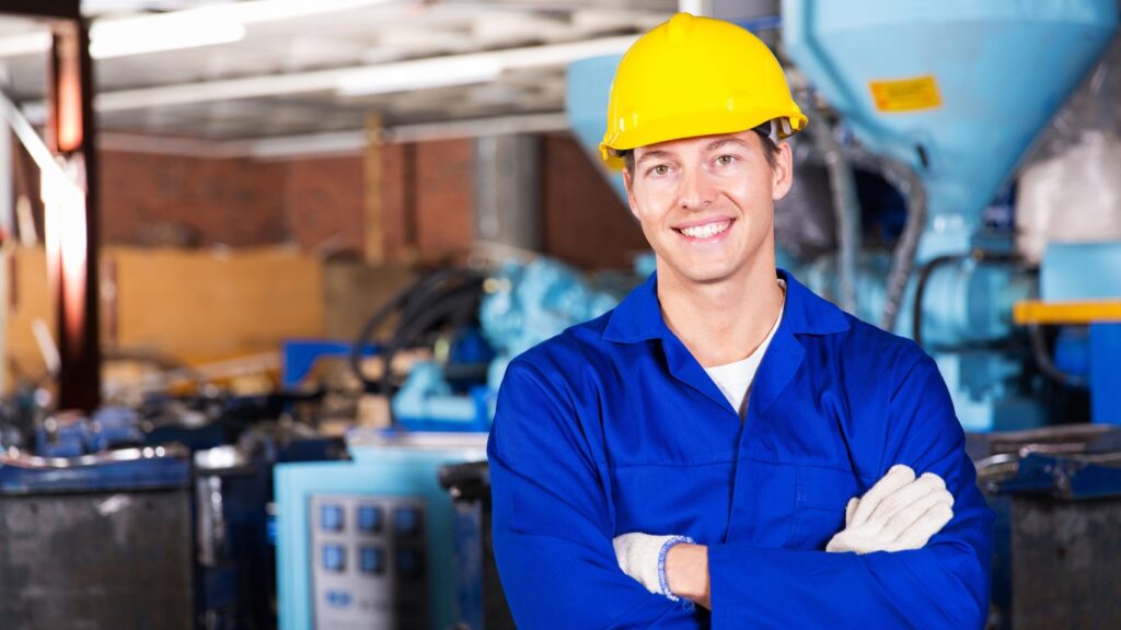 工場の現場で働く男性