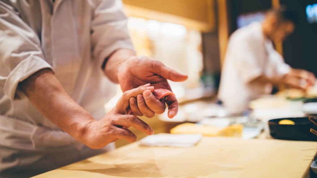 お寿司を握る職人の手元