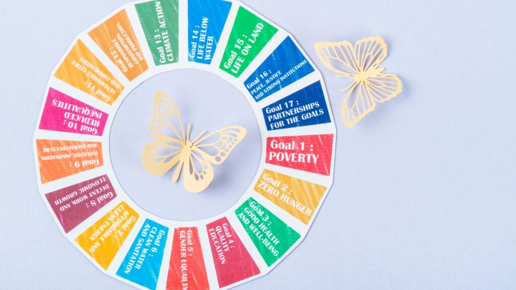 SDGs 17の開発目標 環境と蝶が紙を切る。環境開発の概念。