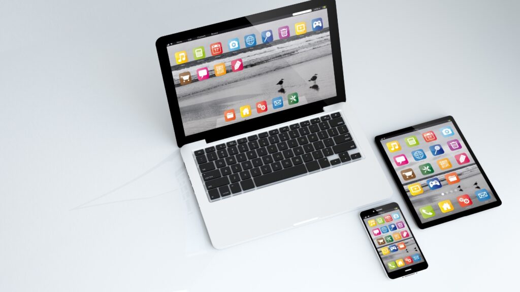 タブレット、ノートパソコン、スマートフォン