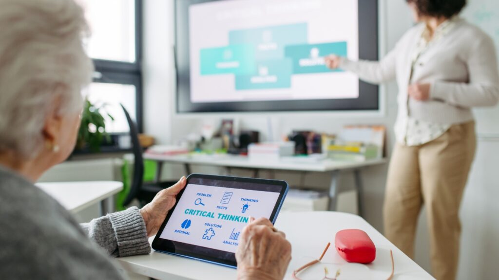 デジタルスキルを学ぶ高齢者